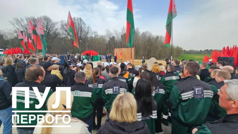 Для торжественного выступления Лукашенко в Гродно трибуну и фон установили прямо в поле