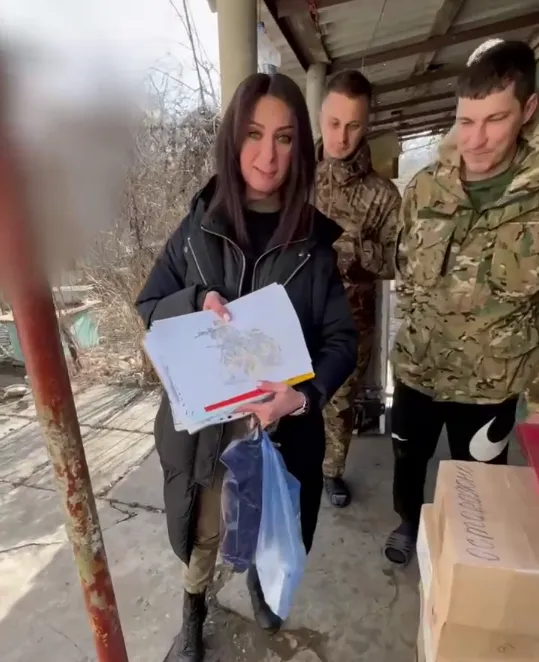 Ксения Лебедева показывает рисунки детей из Гродно российским солдатам на Донбассе