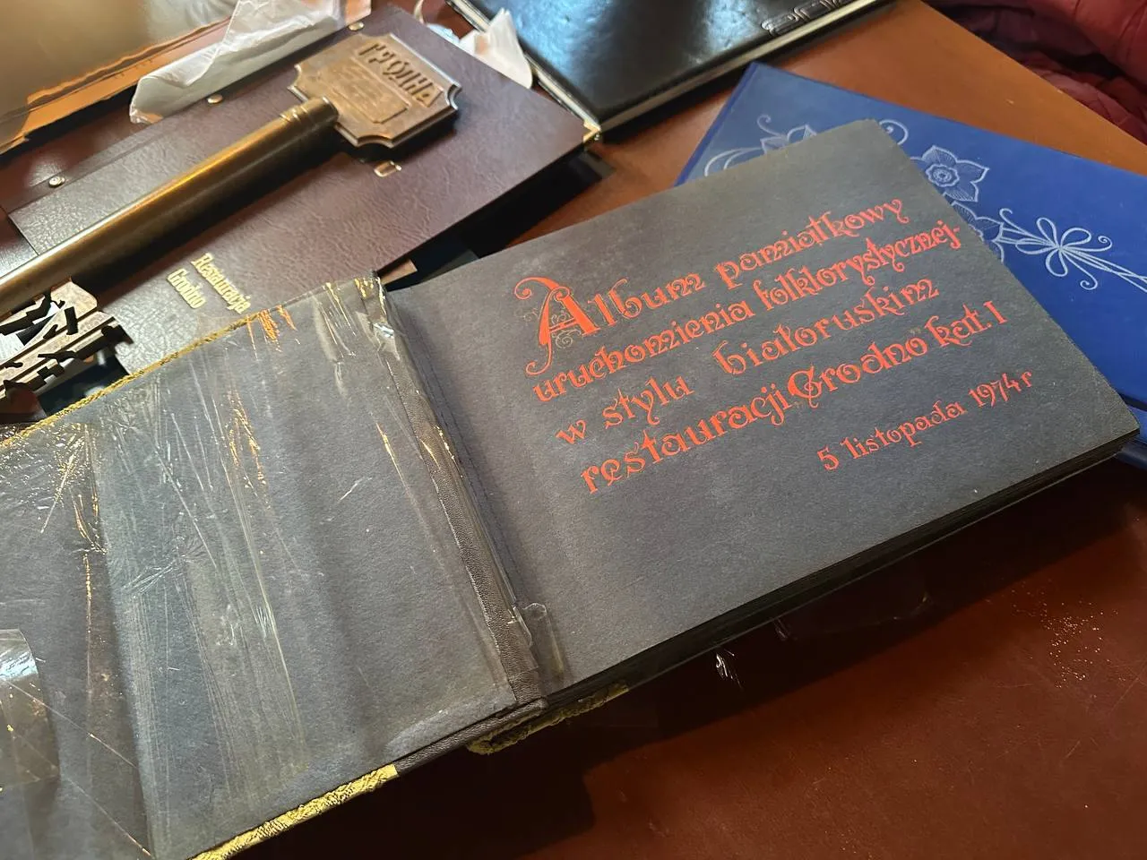 Ключ и альбом с дарственной надписью, подаренные ресторану Grodno коллегами из Беларуси во время открытия 5 ноября 1974 года. Фото из архива ресторана Grodno / Hrodna.life / MOST