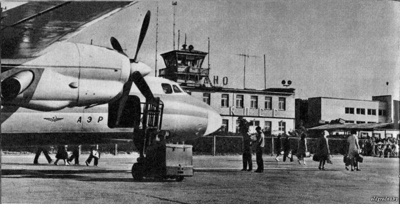 Здание аэропорта с диспетчерской в Каролино. Фотоальбом "Гродно", 1975 год. Источник: oldgrodno.by