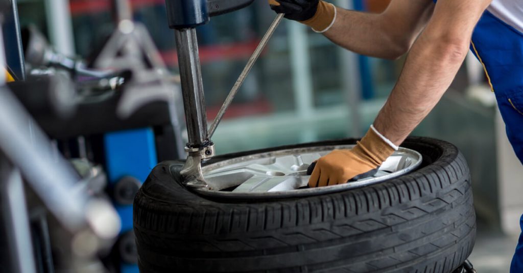 Гродненский шиномонтаж начал делать скидки для "тунеядцев", которые покажут "письмо счастья"