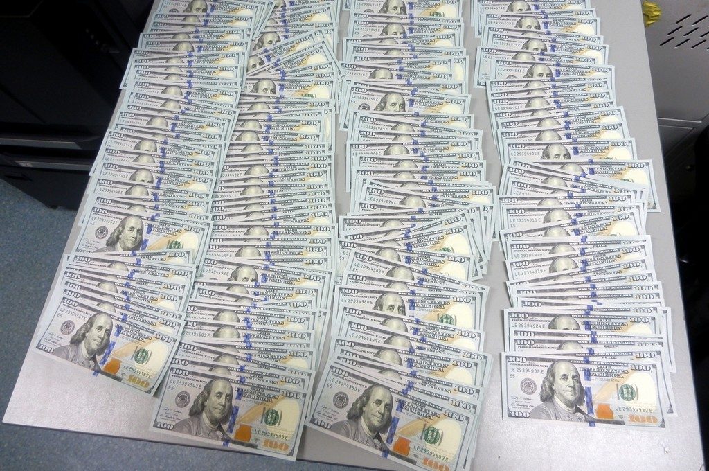 Водитель фуры не задекларировал большую сумму денег и заплатил польским таможенникам штраф