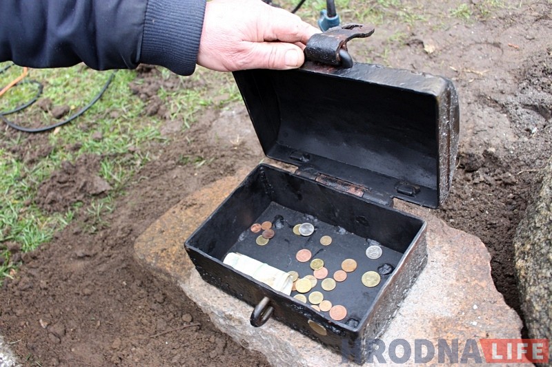 Обновленную лягушку-путешественницу вернули на место. Теперь - с сундучком Обновленную лягушку-путешественницу вернули на место. Теперь - с сундучком