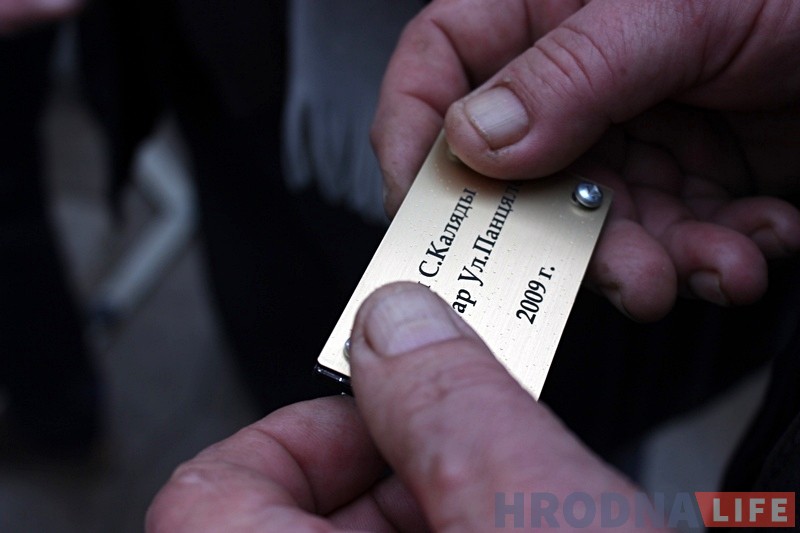 Обновленную лягушку-путешественницу вернули на место. Теперь - с сундучком Обновленную лягушку-путешественницу вернули на место. Теперь - с сундучком