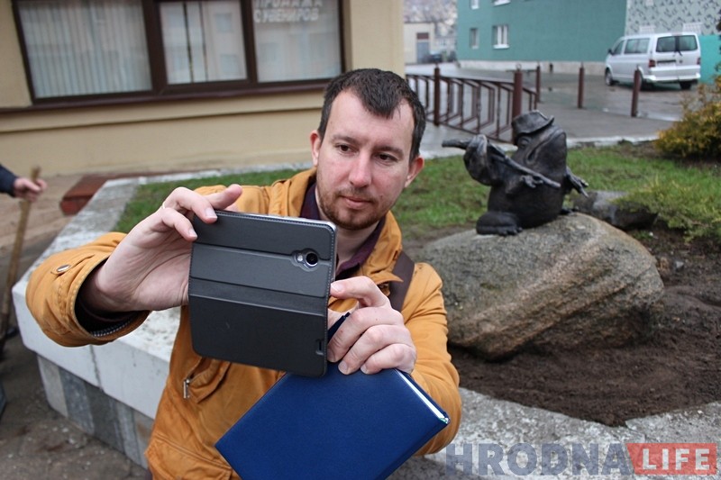 Обновленную лягушку-путешественницу вернули на место. Теперь - с сундучком Обновленную лягушку-путешественницу вернули на место. Теперь - с сундучком