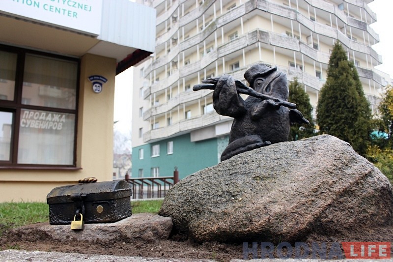 Обновленную лягушку-путешественницу вернули на место. Теперь - с сундучком Обновленную лягушку-путешественницу вернули на место. Теперь - с сундучком