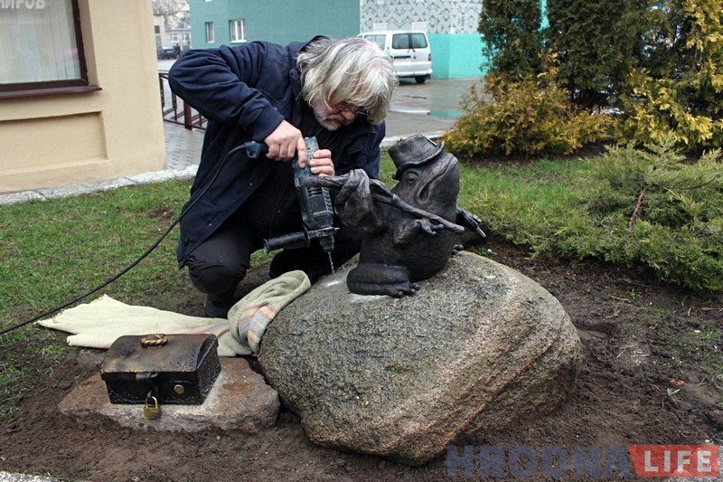 Обновленную лягушку-путешественницу вернули на место. Теперь - с сундучком Обновленную лягушку-путешественницу вернули на место. Теперь - с сундучком