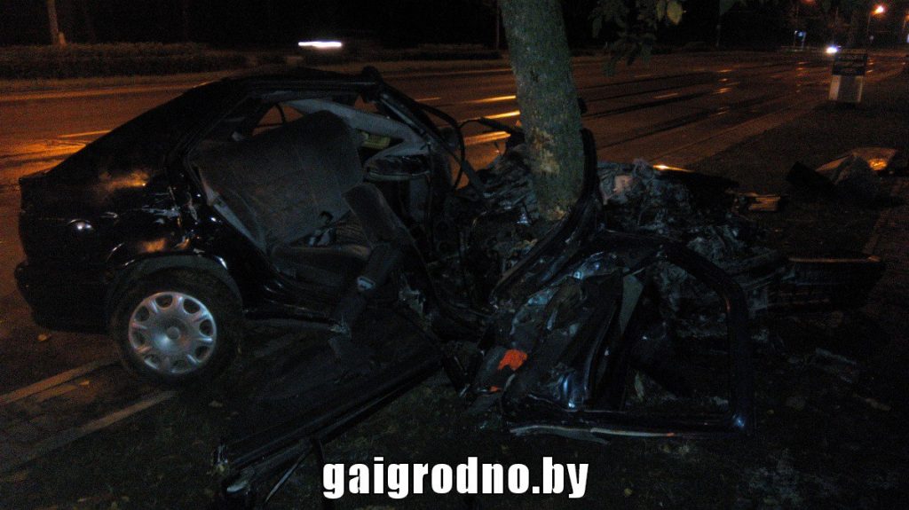 Ночная авария в Гродно: легковая машина столкнулась с деревом - пассажирка погибла