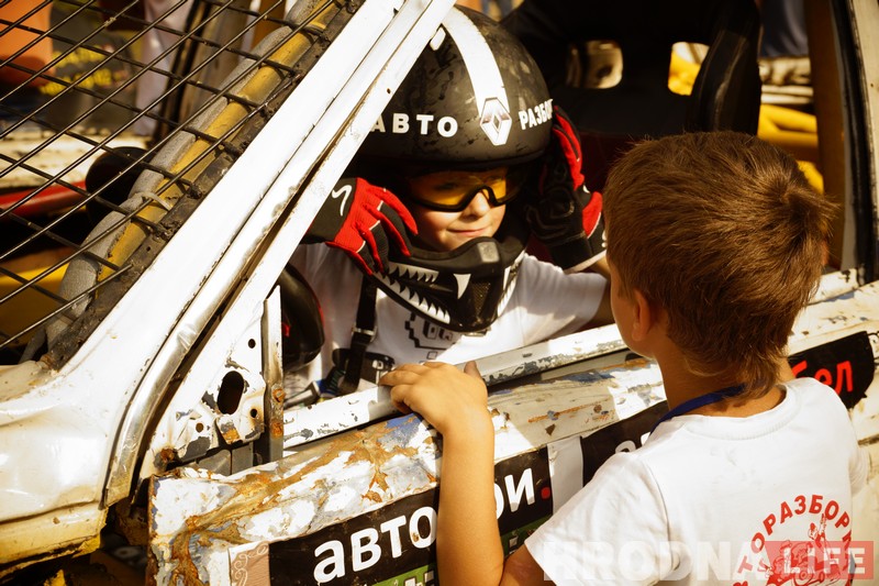 "Победил на пустых колесах". Черная и белая "Волги" сошлись в финальном поединке гродненских автобоев "Победил на пустых колесах". Черная и белая "Волги" сошлись в финальном поединке гродненских автобоев