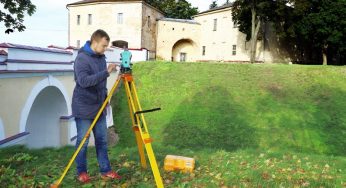 У стен Старого замка начались подготовительные работы к реставрации