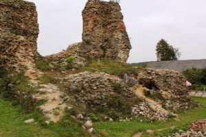 "Помещения в подвале Княжеской башни разваливались быстро". Посмотрите на башню Кревского замка до и после консервации "Помещения в подвале Княжеской башни разваливались быстро". Посмотрите на башню Кревского замка до и после консервации