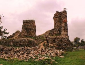 "Помещения в подвале Княжеской башни разваливались быстро". Посмотрите на башню Кревского замка до и после консервации "Помещения в подвале Княжеской башни разваливались быстро". Посмотрите на башню Кревского замка до и после консервации