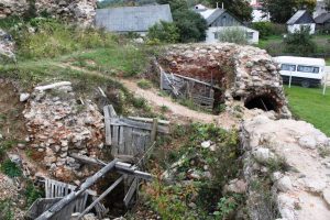 "Помещения в подвале Княжеской башни разваливались быстро". Посмотрите на башню Кревского замка до и после консервации "Помещения в подвале Княжеской башни разваливались быстро". Посмотрите на башню Кревского замка до и после консервации