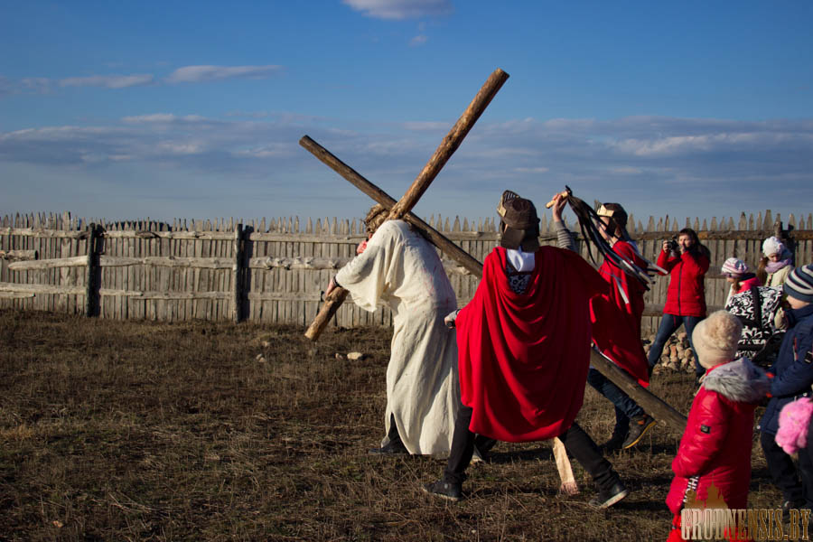 Фотофакт: на Ольшанке впервые прошел театрализованный Крестный путь