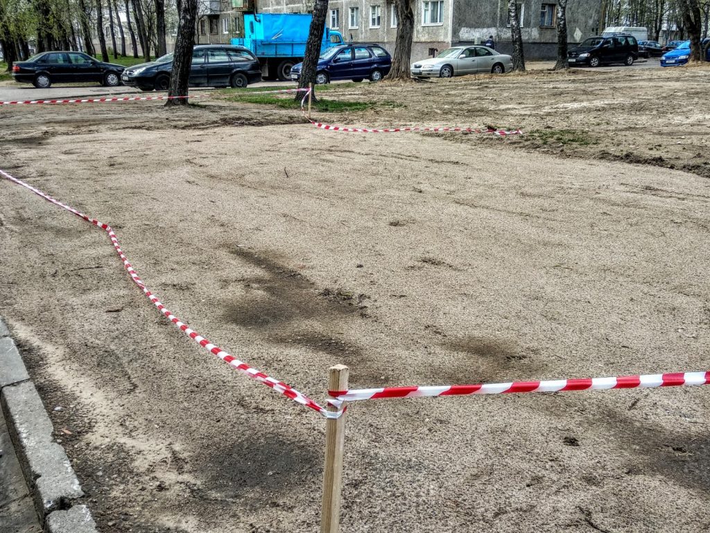 В Гродно устанавливают парковки из полиэтиленовых пакетов