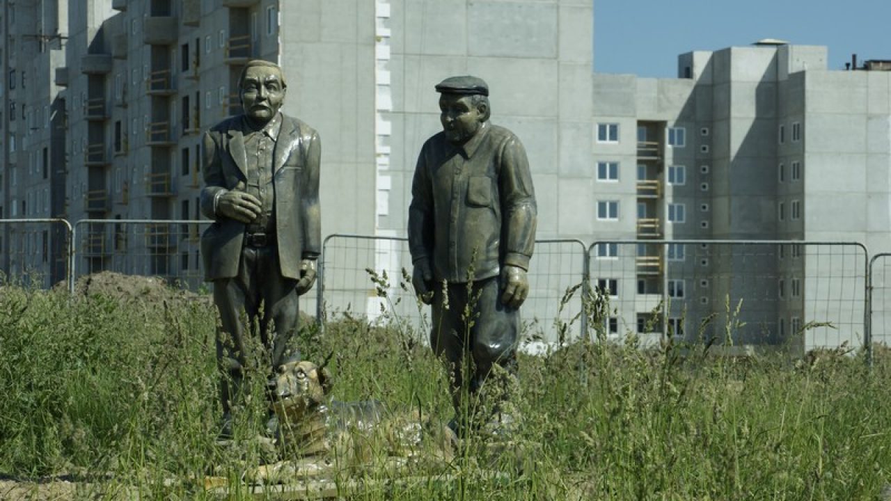 Памятник белым росам. Памятник белые росы в Гродно. Девятовка памятник белым росам. Белые росы статуи.