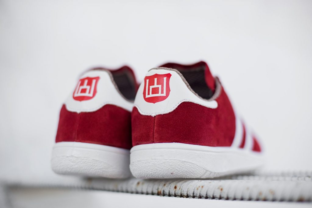 На Лидской обувной фабрике выпустили кеды с гербом ВКЛ На Лидской обувной фабрике выпустили кеды с гербом ВКЛ