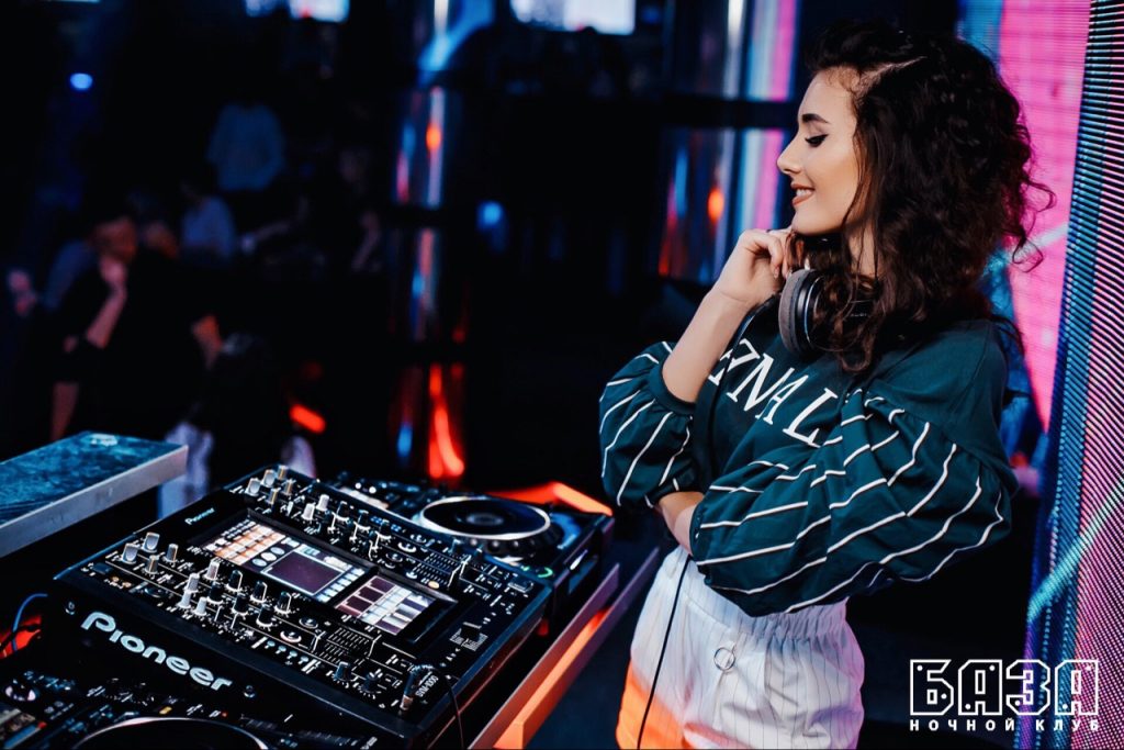Кучеряшка Curly. Гродненская девушка-диджей об идеальном клубе, игре топлесс и "Мисс Гродно"