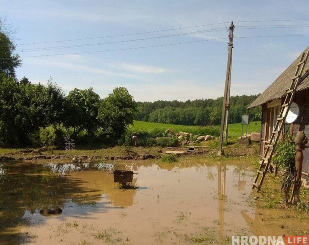 “Паникую, когда в прогнозе грозы". Деревню Рогачи регулярно заливает, потому что колхоз засыпал водоотвод “Паникую, когда в прогнозе грозы". Деревню Рогачи регулярно заливает, потому что колхоз засыпал водоотвод
