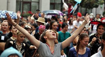 Шествием под проливным дождем открыли в Гродно Биг-мини-фестиваль