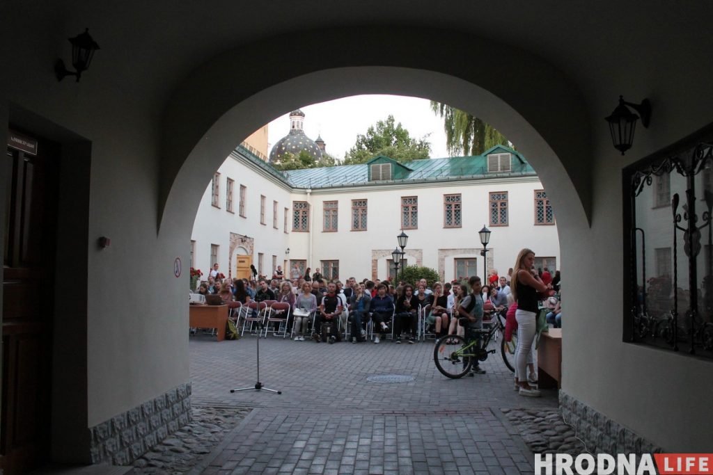 В Гродно отремонтируют дворик музея истории религии: стены потрескались, в залы попадает вода Фестиваль в дворике музея истории религии.