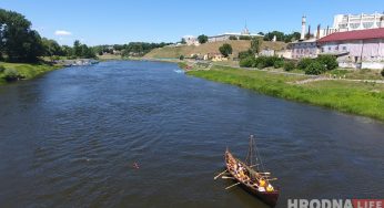 Средневековая ладья приплыла в Гродно под музыку волынки (+ дрон-видео)