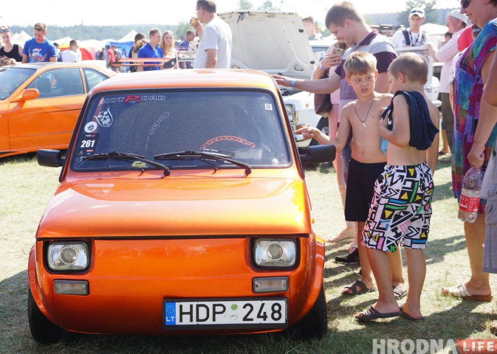 SunDay 2018: Гродненцы хвалили машины, соревновались в конкурсах и делали селфи (фото)