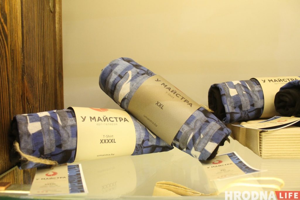«Майка - это всегда посыл». Галерея «У Майстра» выпустила футболки с принтами гродненских художников