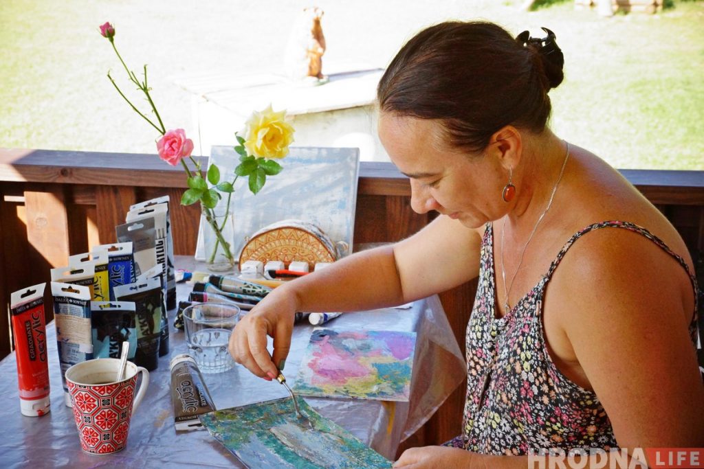 В искусстве только девушки. Первый в Беларуси пленэр для женщин-художниц прошел под Гродно