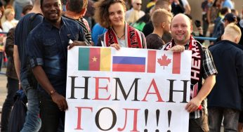 «Хоккей объединяет». Как туристы в Гродно болели за «Неман»