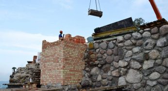 Стены Старого замка закладывают дешевым кирпичом. Краеведы бьют тревогу