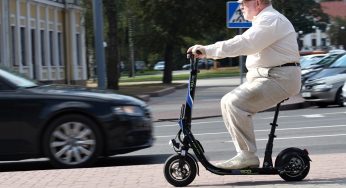 «Стоит потраченных денег». Гродненский пенсионер приобрел электросамокат и не жалеет об этом