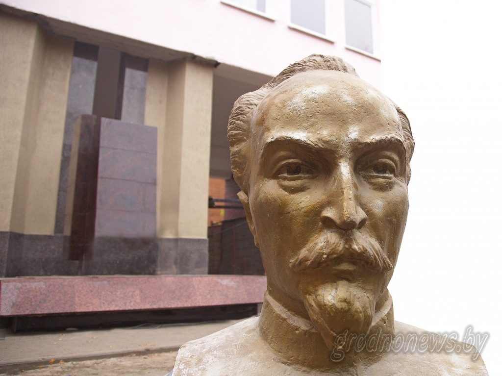 В гимназии в Гродно обновляют памятник чекисту Феликсу Дзержинскому