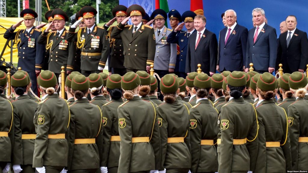 Лукашенко приказал удвоить заработки на военном производстве