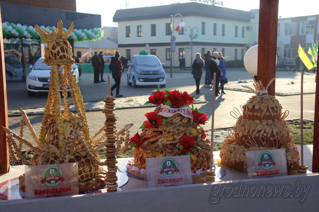 "Дожинки" в Ивье: фуд-арт и агро-треш. Смотрим, чего было больше