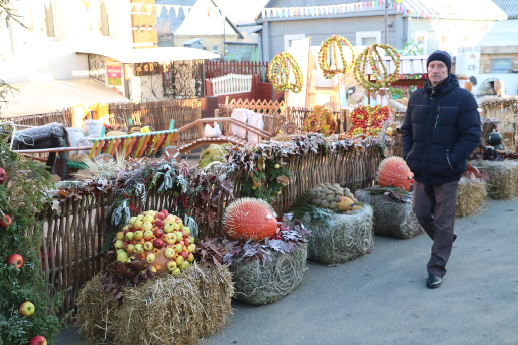 "Дожинки" в Ивье: фуд-арт и агро-треш. Смотрим, чего было больше
