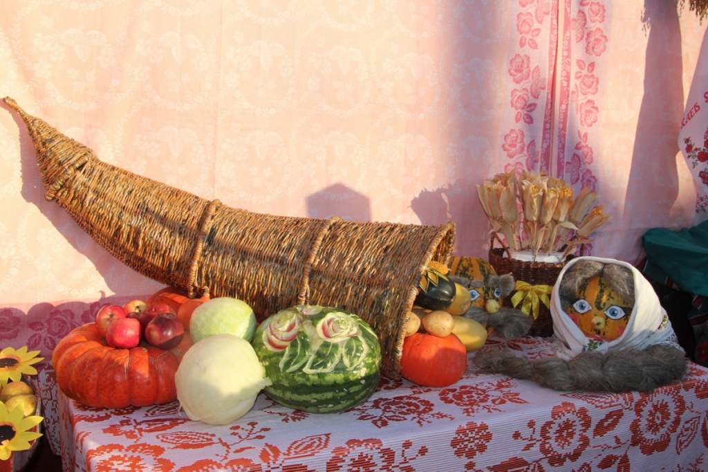 "Дожинки" в Ивье: фуд-арт и агро-треш. Смотрим, чего было больше