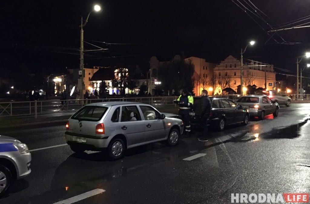 Тройное ДТП в центре Гродно: VW на российских номерах сделал "паровозик"