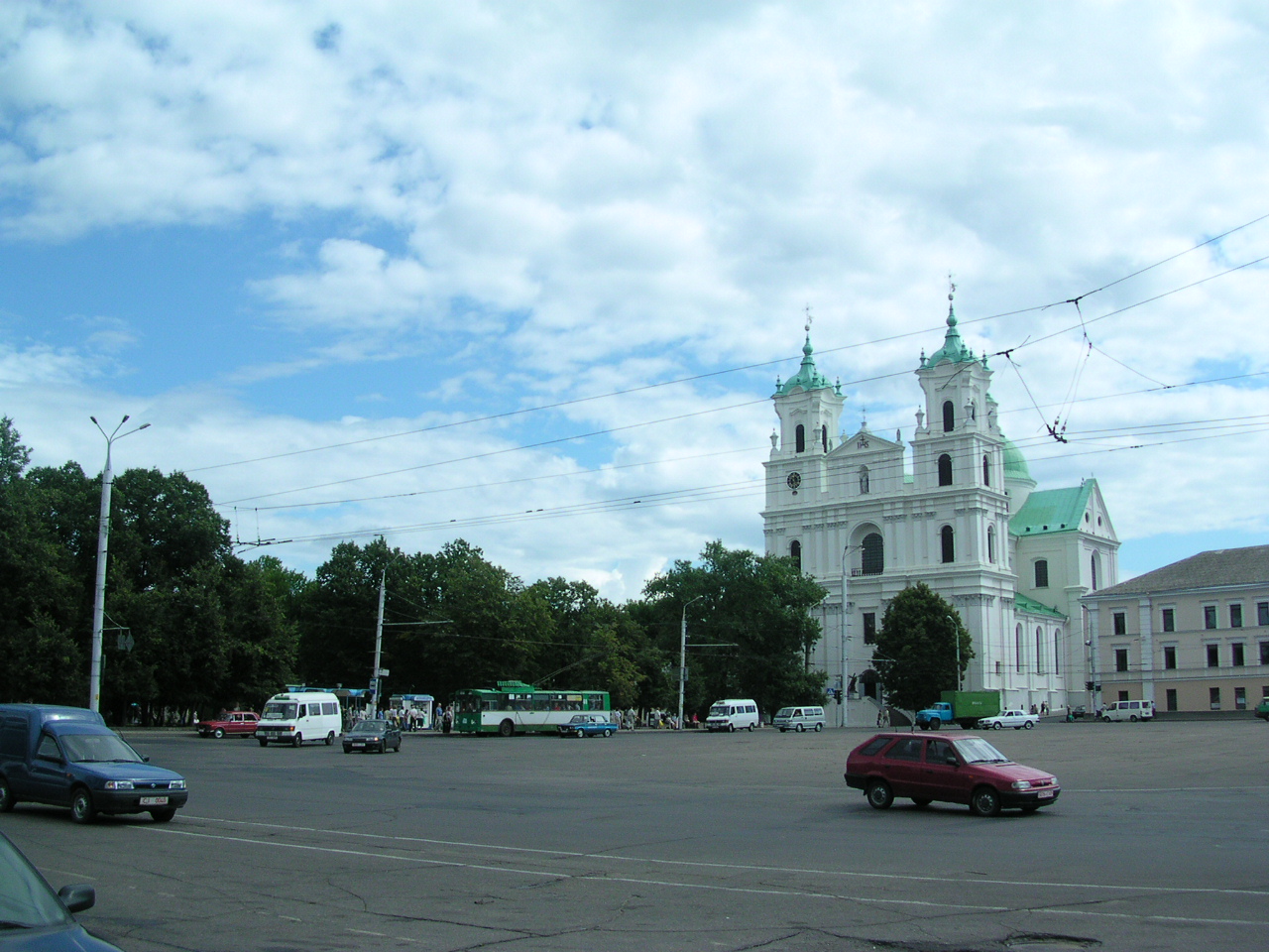 Советская площадь в 2003 г. В скверике напротив Фарного костёла сажали деревья в течение 150 лет. В 2006 все спилили.
