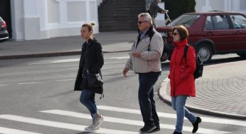 «Приехала, чтобы почувствовать отца». Как канадцы искали в Гродно семейный дом по нарисованной карте