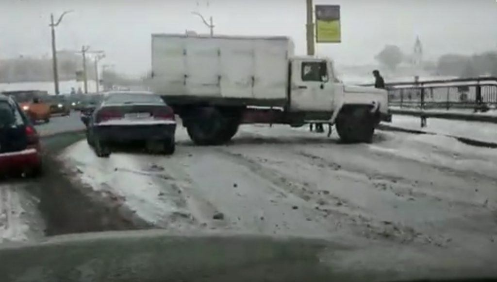 Большие заторы в центре Гродно. На Старом мосту развернуло ГАЗ