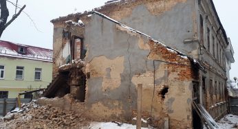 Останется только часть фасада: началась реконструкция заброшенного дома возле областного КГБ
