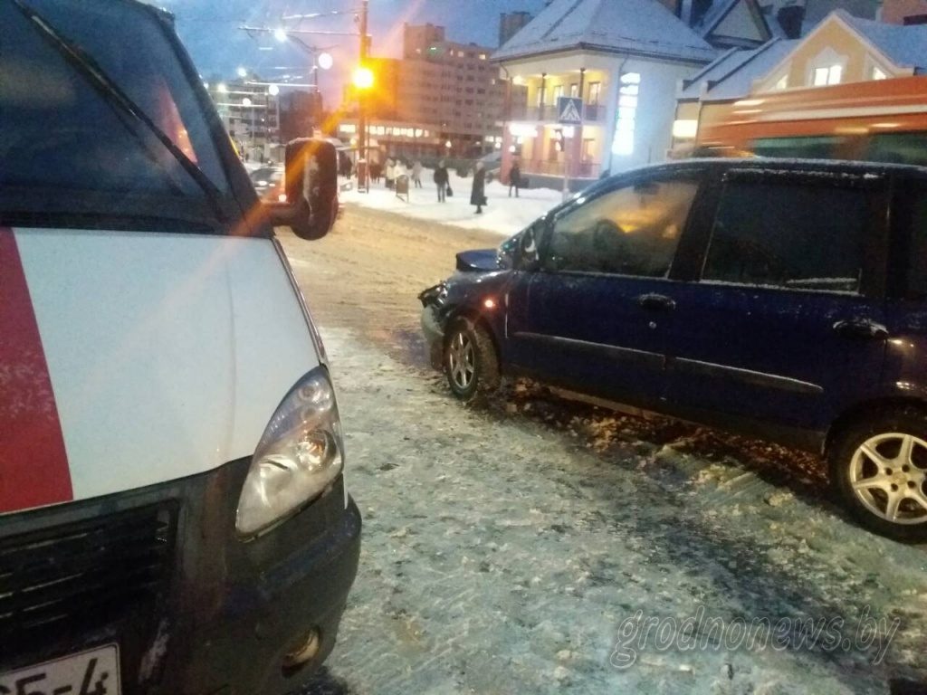 В Гродно «Фиат» столкнулся со «скорой», везущей роженицу. Медики рассказали, как чувствует себя беременная, попавшая в аварию (обновлено)