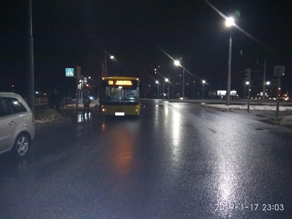 Автобус сбил женщину на пешеходным переходе, нарушив правила Автобус сбил женщину на пешеходным переходе, нарушив правила