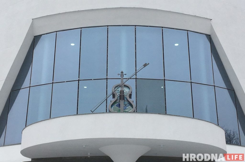 На фасаде филармонии-долгостроя в Гродно появилась виолончель