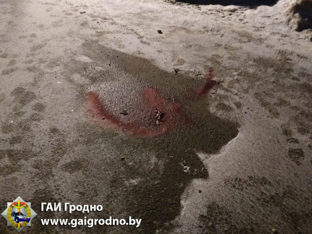 Под Гродно машына переехала лежащего на дороге мужчину