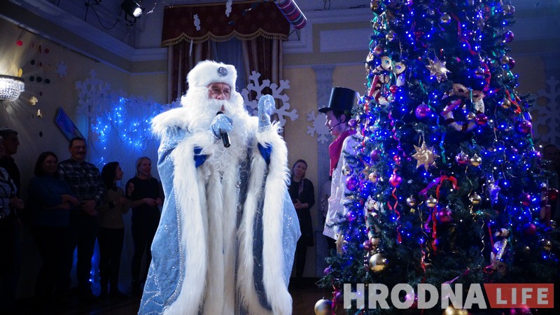 Аляесандр Бобровский в роли Деда Мороза. Фрагмент новогоднего спектакля Гродненского театра кукол