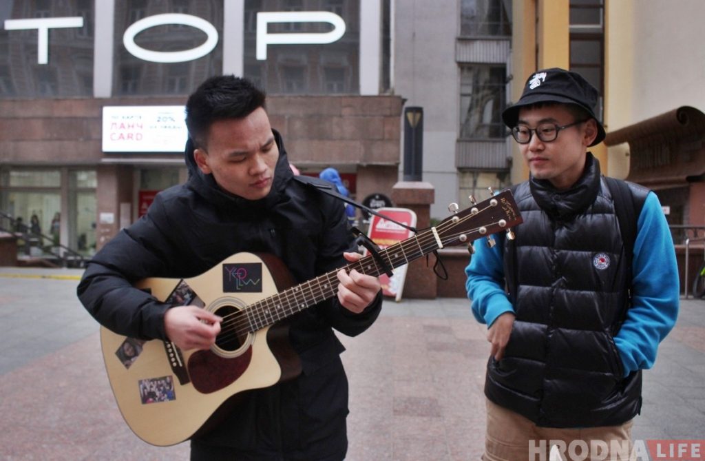 "Делаем это в удовольствие". Студенты из Китая спели в центре Гродно "Делаем это в удовольствие". Студенты из Китая спели в центре Гродно