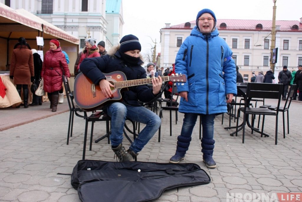 Картинка с "Казюков": пока родители-ремесленники торгуют, дети музыкой зарабатывают на новую гитару