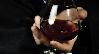 Коньяк за 420 рублей и пять пар обуви: что украли к 8 марта